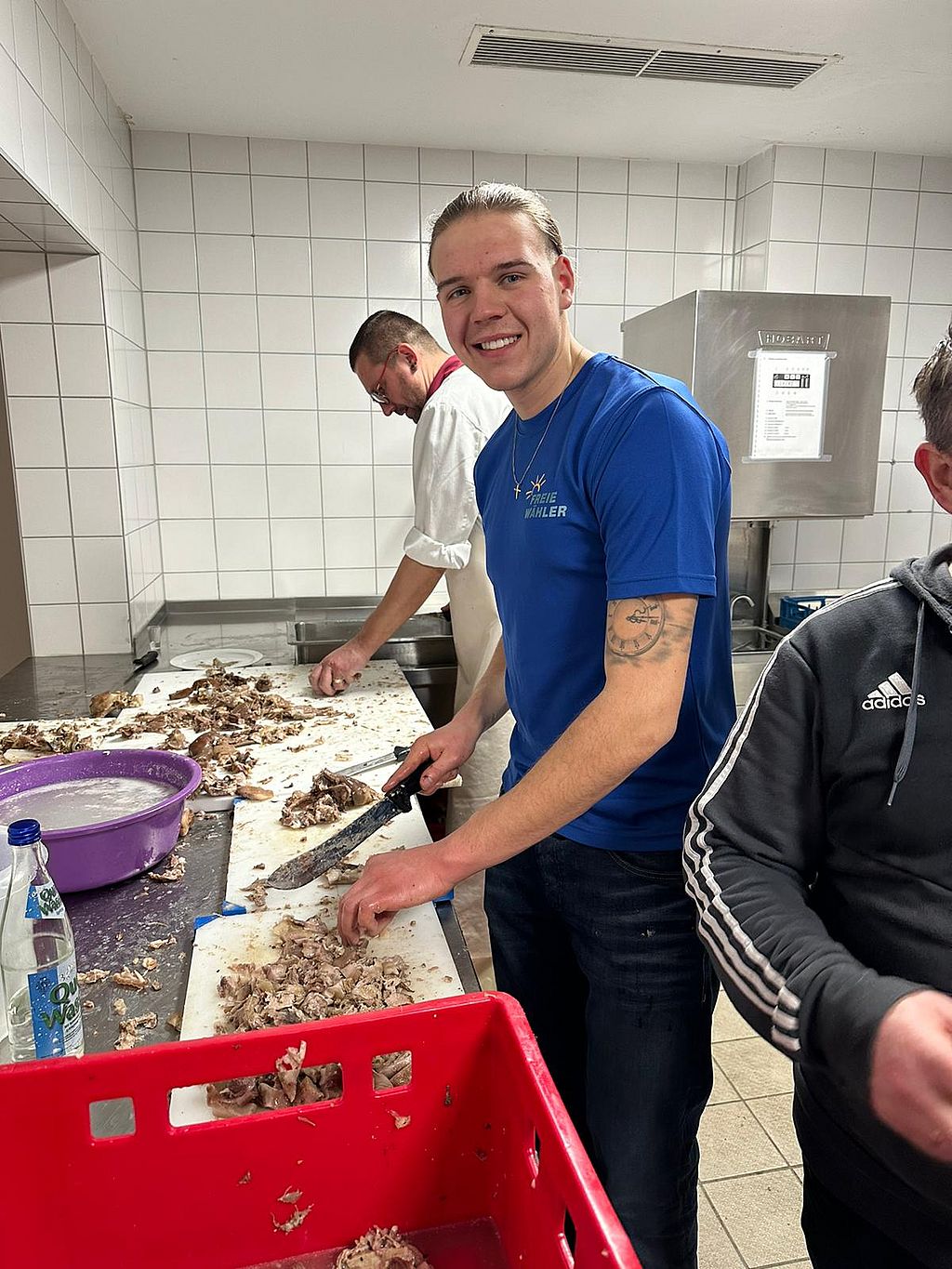 Foto Axel Rogner, Essenausgabe mit Oliver Fischkal