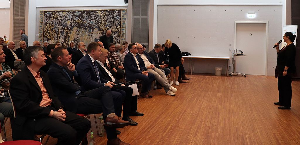 Foto René Wehnert: Blick ins Publikum; Anette Wirth-Hücking als Kandidatin stellt sich vor