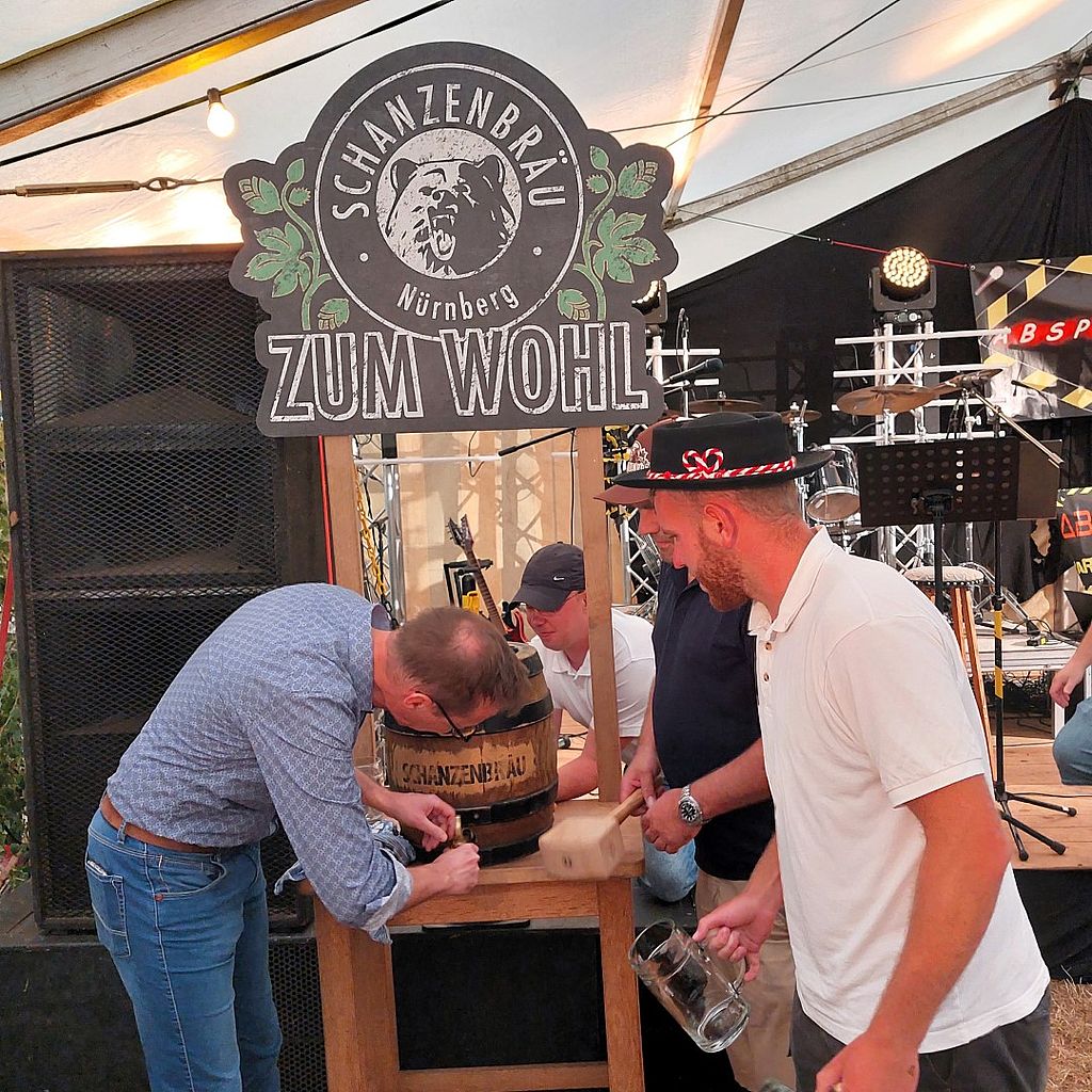 Foto Steffi Igel, Steffen Schmidt: Kärwa in Großgeschaidt - Bieranstich
