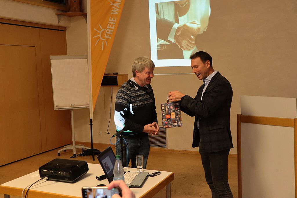 Foto René Wehnert: Geschenk für Herrn Vogel, Geschäftsführender Gesellschafter der Fa. Zeitgeist