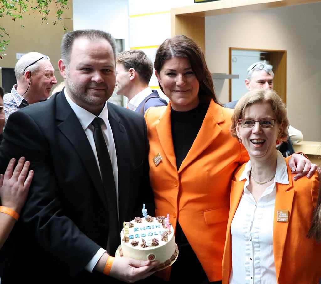 Foto René Wehnert: Bundesparteitag, Geburtstagsglückwünsche für Engin Eroglu