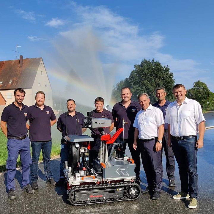 Foto Steffen Schmidt - Gruppenbild Vorstellung Löschroboter