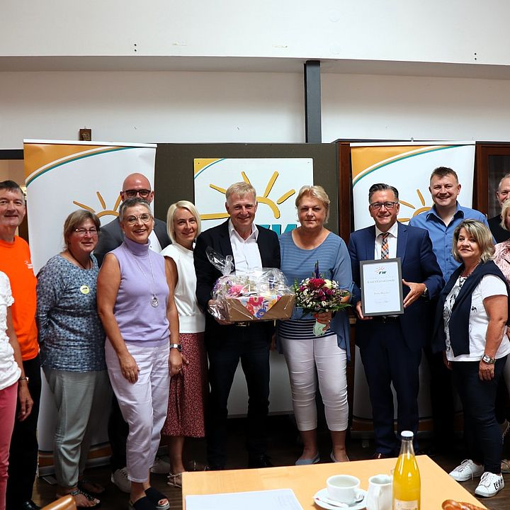Bild René Wehnert: Gratulation der Ehrenvorsitzenden Irene Häusler