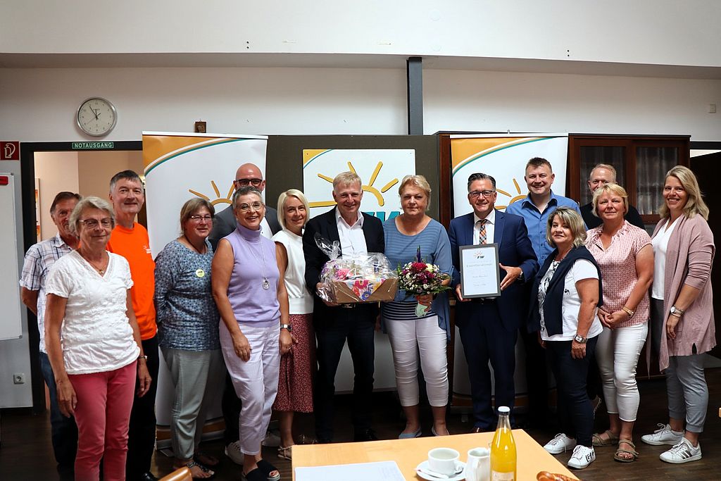 Bild René Wehnert: Gratulation der Ehrenvorsitzenden Irene Häusler