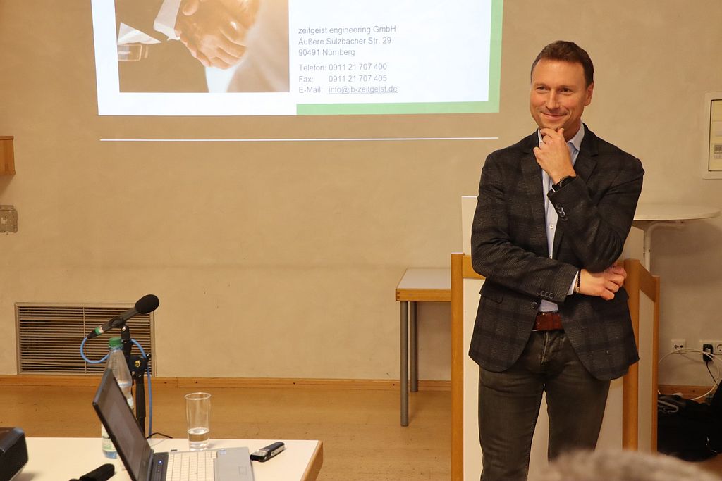 Foto René Wehnert: Herr Vogel, Geschäftsführender Gesellschafter der Fa. Zeitgeist beim Impulsvortrag "Energie anders denken"