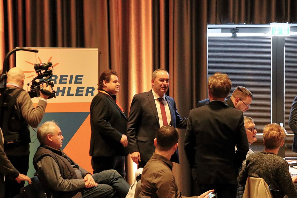 Foto René Wehnert: Bundesparteitag, Hubert Aiwanger begrüßt die Anwesenden persönlich