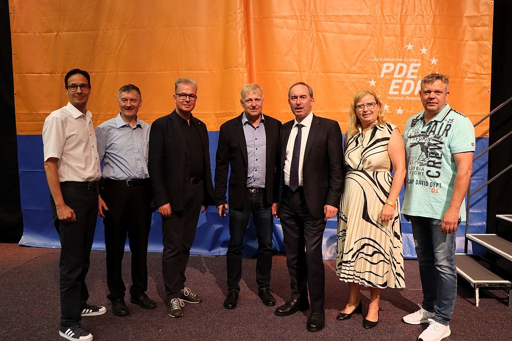 Foto: René Wehnert, Bundesparteitag 2023 in Fulda - v.l.n.r. Stefan Mächtel, René Wehnert, Florian Streibl, Axel Rogner, Hubert Aiwanger, Gabi Schmidt, Erich Biermann