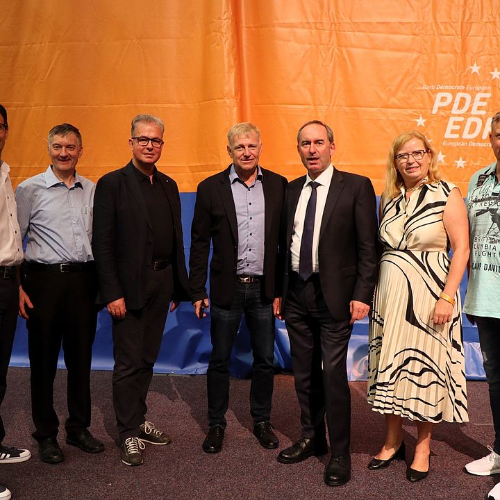 Foto: René Wehnert, Bundesparteitag 2023 in Fulda - v.l.n.r. Stefan Mächtel, René Wehnert, Florian Streibl, Axel Rogner, Hubert Aiwanger, Gabi Schmidt, Erich Biermann