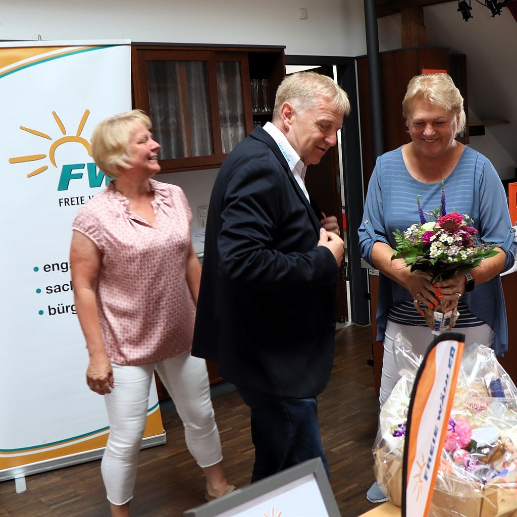 Bild René Wehnert: Axel Rogner als Gratulant für Irene Häusler